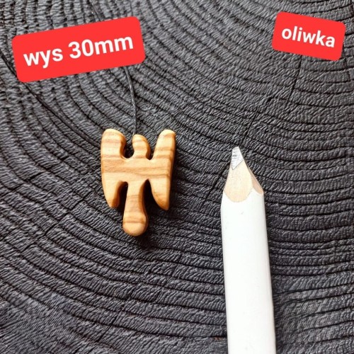 Wisiorek damski anioł stróż z drewna oliwnego. Wisiorek jest na bawełnianym sznurku z możliwością regulacji długości. ręcznie robiony  wysokość 30mm