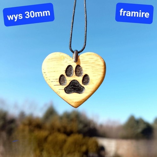 Wisiorek damski drewniany - serce Psia łapka drewno framire wysokość 30mm, wisiorek jest na bawełnianym sznurku z możliwością regulacji długości
