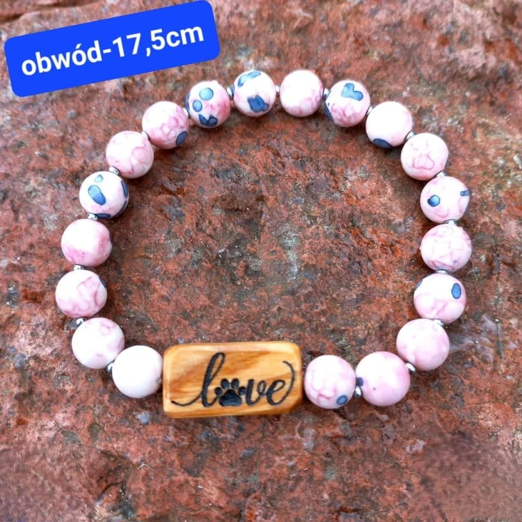 Elegancka bransoletka damska jaspis drewno oliwne. Bransoletka ma wygrawerowany napis LOVE z kocia łapką.  Obwód bransoletki: 17,5 cm