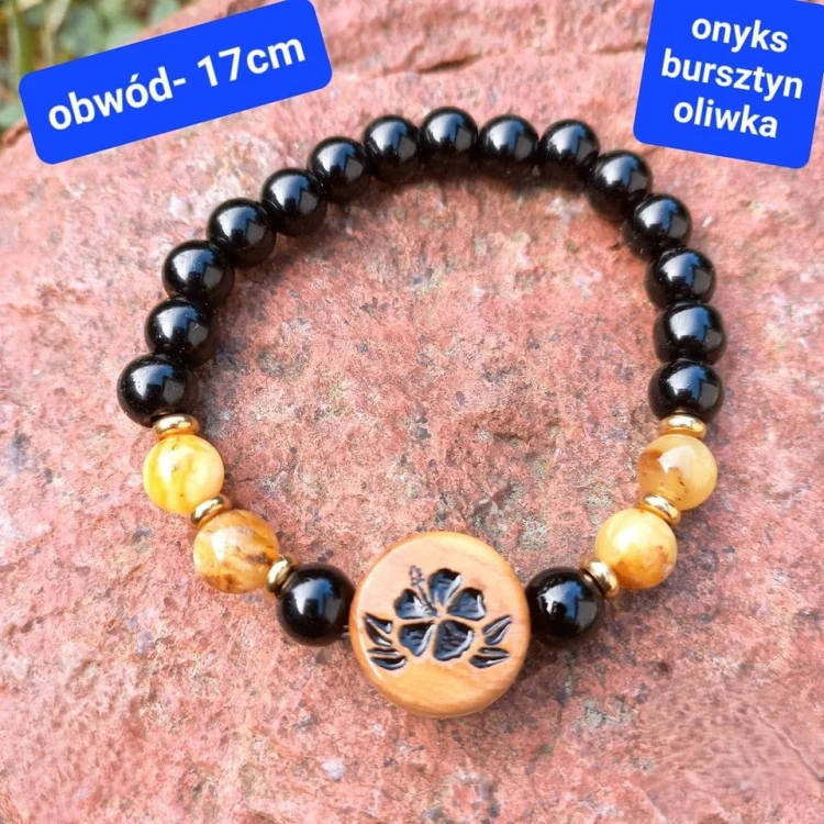 Bransoletka Damska z Bursztynem i Czarnym Onyksem – Biżuteria z Kamieni Mocy. Średnica kamieni: Onyks (6mm), Bursztyn (6mm), Stal (3mm). Obwód bransoletki: 17 cm (mierzony po wewnętrznej stronie).