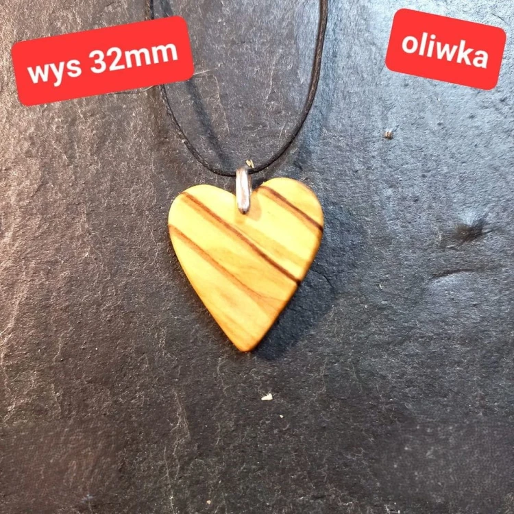 wisiorek damki z drewna oliwnego w kształcie serduszka 
wisiorek jest na bawełnianym sznurku z możliwością regulacji długości 
wysokość 32mm