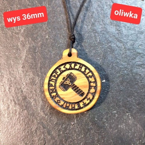 wisiorek męski drewniany, z wypalonym młotem Thora wisiorek jest na bawełnianym sznurku z możliwością regulacji długości  wysokość 38mm