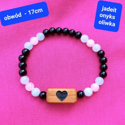 Bransoletka damska z grawerem (serduszko) z kamieni naturalnych i drewna oliwnego.  Obwód bransoletki: 17cm (mierzony po wewnętrznej stronie)