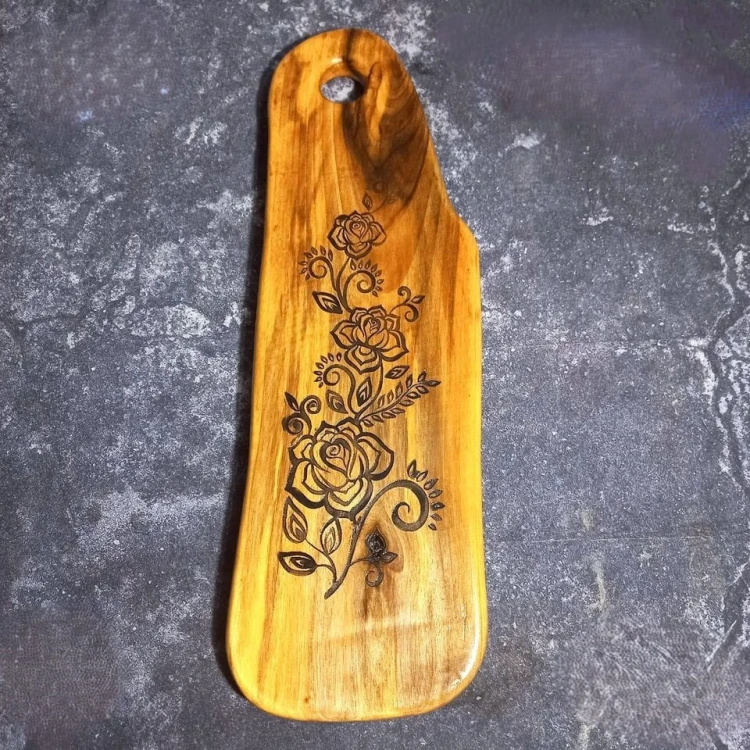 Deska drewniana do podawania serów  z orzecha włoskiego
w centralnej części  deska ma wypalony  wzór - kwiaty 
ręcznie robiona
wymiary deski 58x18cm