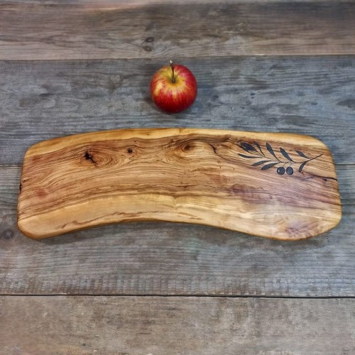 Deska do serwowania z drewna oliwnego.
po prawej stronie ma wypaloną gałązkę oliwną 
wymiary 16x32cm