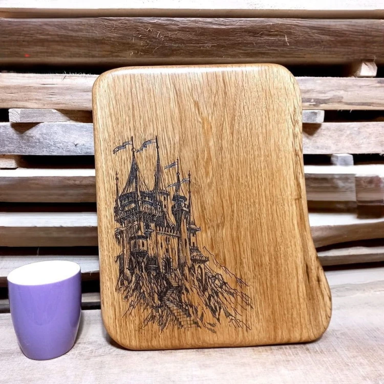 Deska drewniana do serwowania, dębowa
po lewej stronie jest wypalony dla ozdoby zamek
wymiary deski 34x28