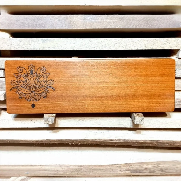 Deska drewniana do serwowania z drewna kempas
po lewej stronie deski jest wypalona mandala
wymiary deski 14x44cm