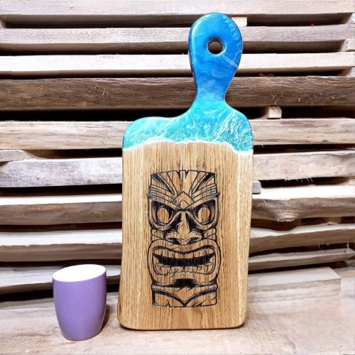 Deska drewniana do podawania serów,  dębowa, z żywicą imitującą falę morską, wypaloną maską hawajską, deska ma rączkę 
wymiary 49x20cm