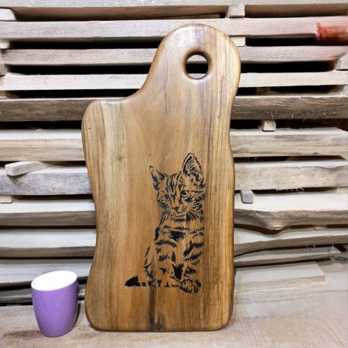 Deska drewniana do serwowania z orzecha włoskiego
na desce jest wypalony do ozdoby deski kot
wymiary deski 55x27cm