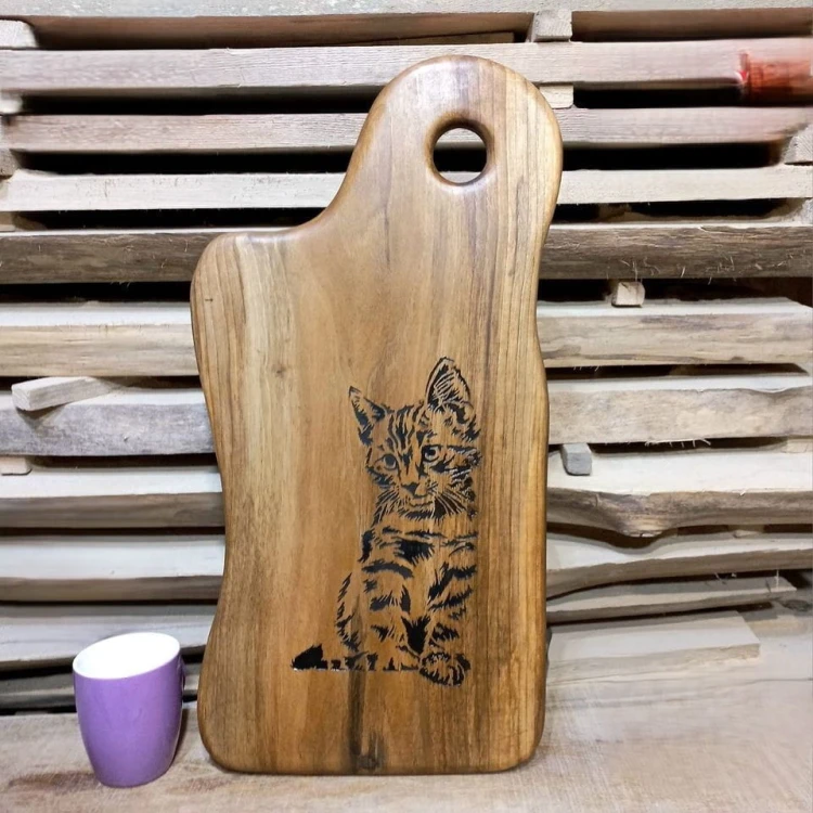 Deska drewniana do serwowania z orzecha włoskiego
na desce jest wypalony do ozdoby deski kot
wymiary deski 55x27cm