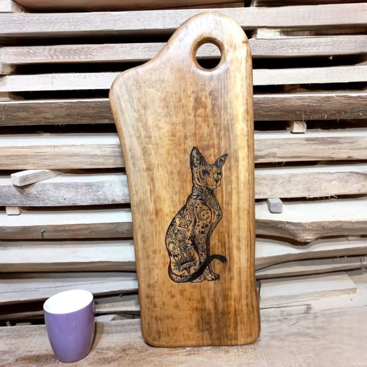 Deska drewniana do serwowania z orzecha włoskiego
na środki deski dla ozdoby jest wypalony kot
wymiary deski 55x23cm
