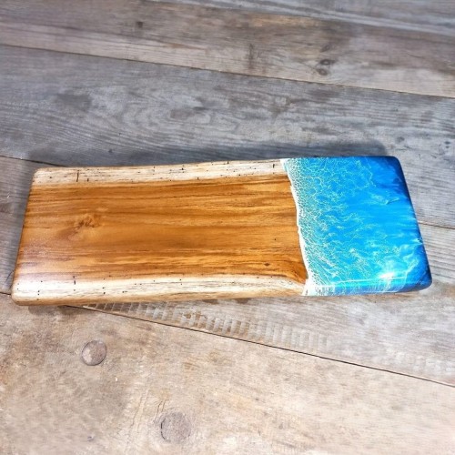 Deska drewniana do podawania serów z drewna tekowego
z żywicą imitującą falę morską po prawej stronie
wymiary 17x44cm