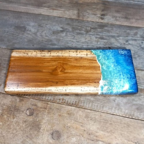 Deska drewniana do podawania serów z drewna tekowego
po prawej stronie jest żywica imitująca falę morską
wymiary deski 17x44cm