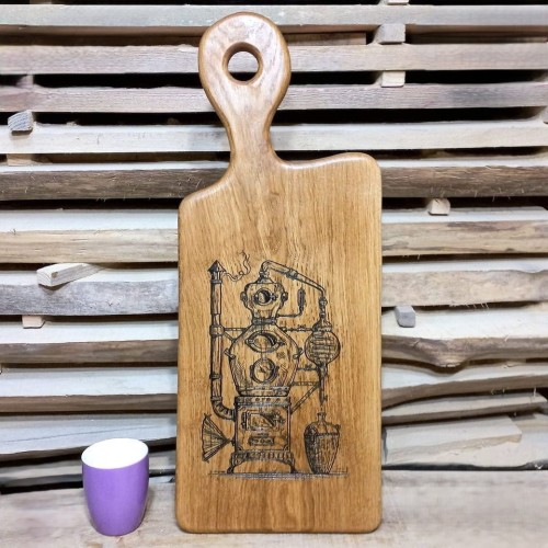 Deska drewniana do podawania serów,  dębowa
deska do serwowania 
deska drewniana dębowa do przystawek
na środku deski jest wypalona dla ozdoby bimbrownia
wymiary deski 62x25cm