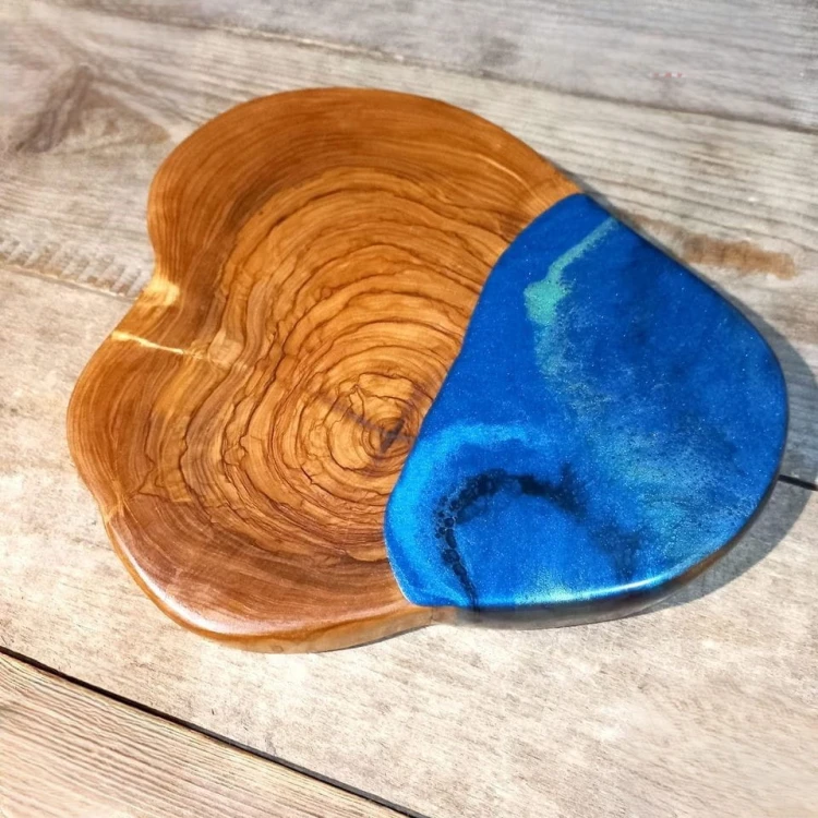 Deska drewniana do podawania serów, plaster z drewna oliwnego
plaster posiada ozdobną żywicę imitującą morskie fale 
wymiary plastra 28x24cm