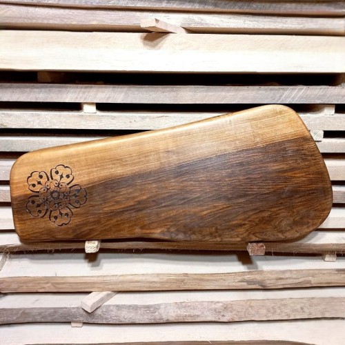 Deska drewniana do podawania serów z orzecha włoskiego
deska po lewej stronie ma wypalony kwiat/mandalę 
wymiary deski 27x65cm