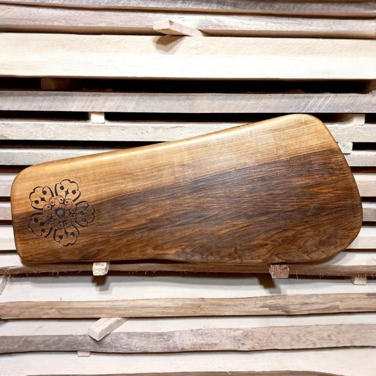 Deska drewniana do podawania serów z orzecha włoskiego
deska po lewej stronie ma wypalony kwiat/mandalę 
wymiary deski 27x65cm