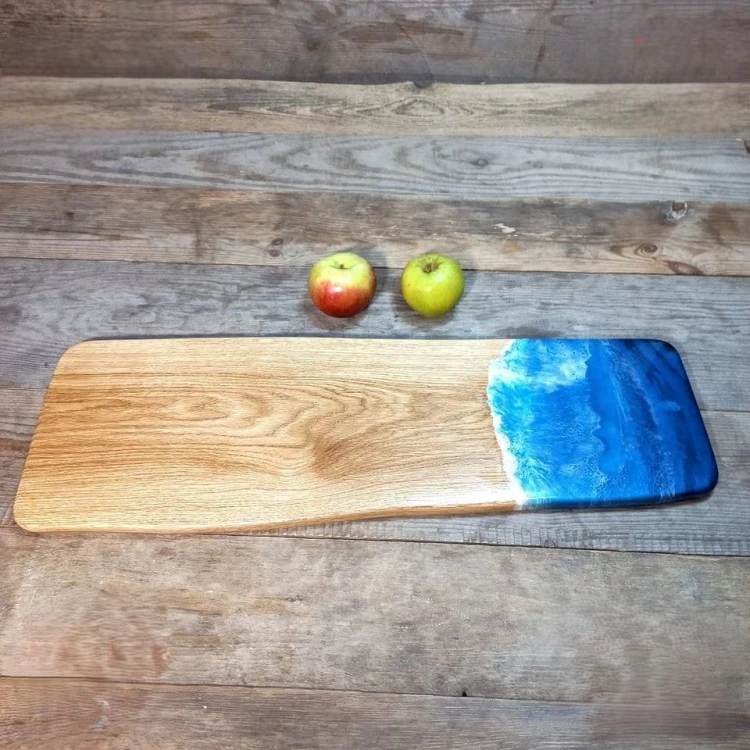 Deska drewniana do krojenia i podawania serów,  dębowa
po prawej stronie deki jest żywicą imitująca morskie fale
wymiary deski 26x77cm