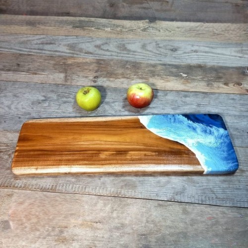 Deska drewniana do podawania serów z drewna tekowego
po prawej stronie deski jest żywica imitująca morskie fale
wymiary deski 20x63cm