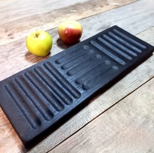 Deska drewniana do serwowania dębowa, palona
Frezowana, a następnie palona japońską metodą Shou Sugi Ban
wymiary deski 18x50cm