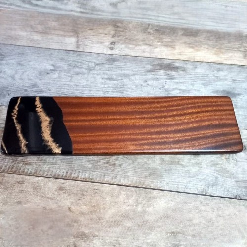 Deska drewniana do serwowania mahoniowa
po lewej stronie deski jest ozdobna czarna żywica z dodatkiem miedzianego metalik
16x60cm