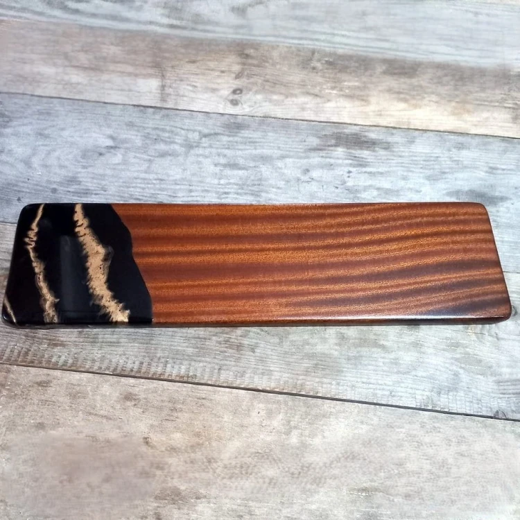 Deska drewniana do serwowania mahoniowa
po lewej stronie deski jest ozdobna czarna żywica z dodatkiem miedzianego metalik
16x60cm