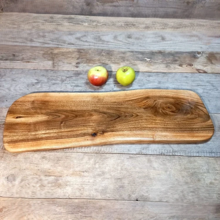 deska do krojenia i podawania przystawek z  orzecha włoskiego
wymiary 25x77cm 
zmieści się na niej dużo jedzenia