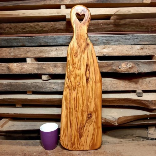 deska drewniana do krojenia i podawania przystawek z drewna oliwnego
deska posiada rączkę z wyciętym w środku serduszkiem
deska do serwowania
deska do podawania przystawek 
wymiary deski 60x18cm