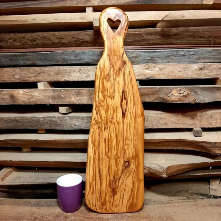 deska drewniana do krojenia i podawania przystawek z drewna oliwnego
deska posiada rączkę z wyciętym w środku serduszkiem
deska do serwowania
deska do podawania przystawek 
wymiary deski 60x18cm