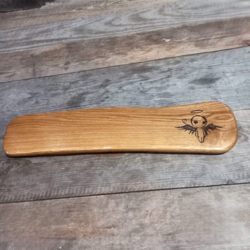 drewniana deska do podawania serów 
po prawej stronie deski jest wypalony dla ozdoby "Aniołek" 
Wymiary deski 13x59cm