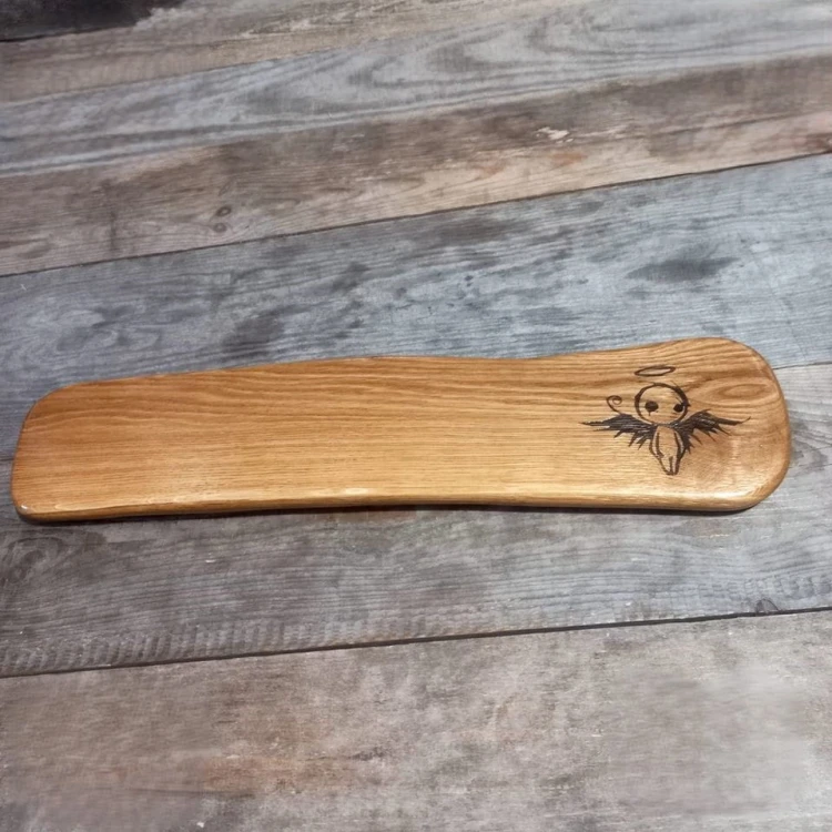 drewniana deska do podawania serów 
po prawej stronie deski jest wypalony dla ozdoby "Aniołek" 
Wymiary deski 13x59cm