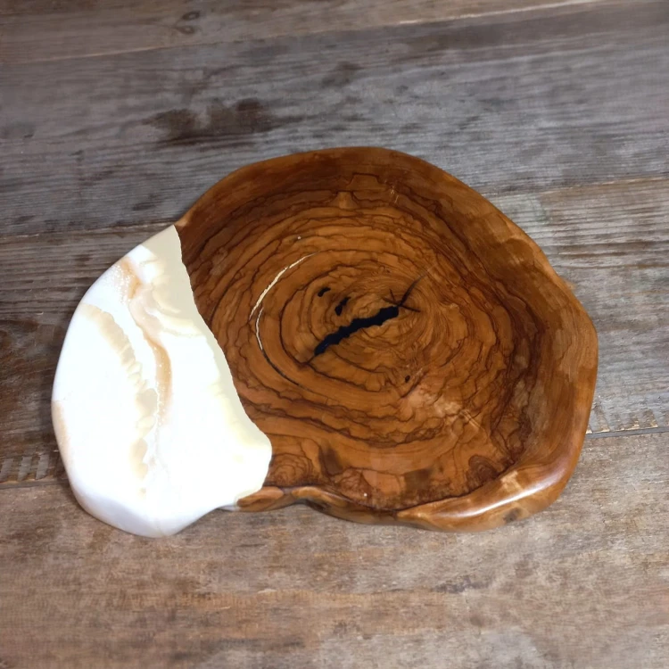 Deska drewniana do serwowania z drewna oliwnego
na brzegu plastra jest biała żywica z dodatkiem koloru beżowego i złotego
wymiary plastra 26x28cm