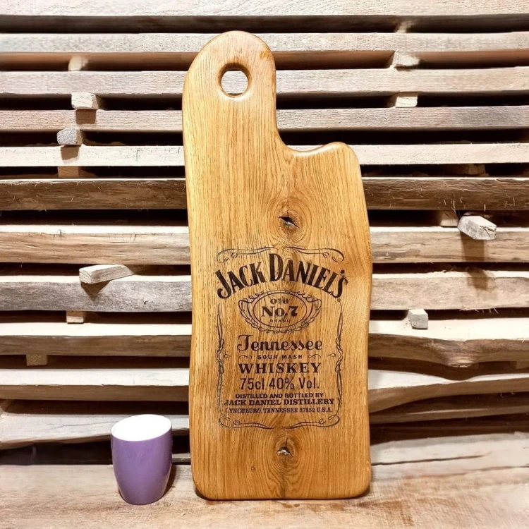 Deska drewniana do serwowania dębowa
w środkowej części jest wypalony ozdobny wzór, deska posiada rączkę  
wymiary deski 62x24cm