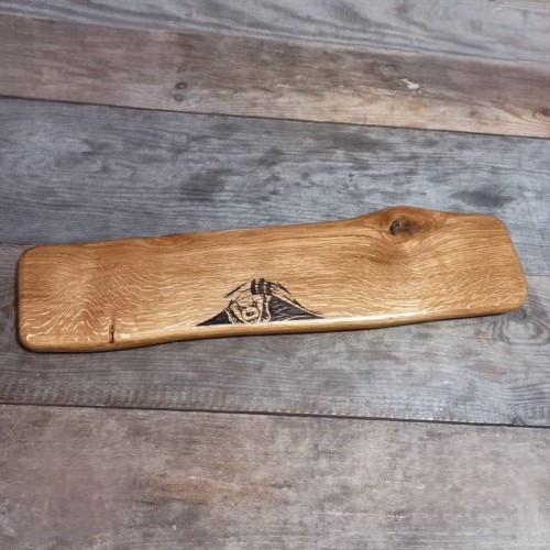 Deska drewniana do podawania serów,  dębowa
na środku deski jest wypalona postać z horroru 
wymiary deski 15x57cm