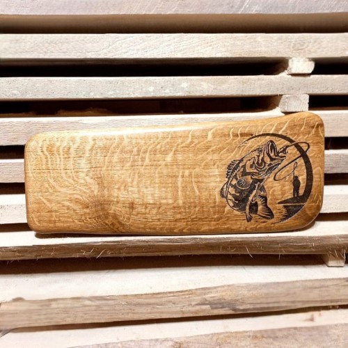 Deska drewniana do podawania serów dębowa
po lewej stronie deski jest wypalony wzór, ryba i wędkarz 
wymiary deski 16x40cm