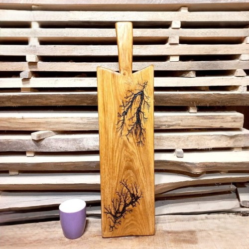 Deska do podawania serów, dębowa. 
deska posiada z wypalonymi Figurami Lichtenberga
deska ma rączkę 
Wymiary 63 x 16 cm