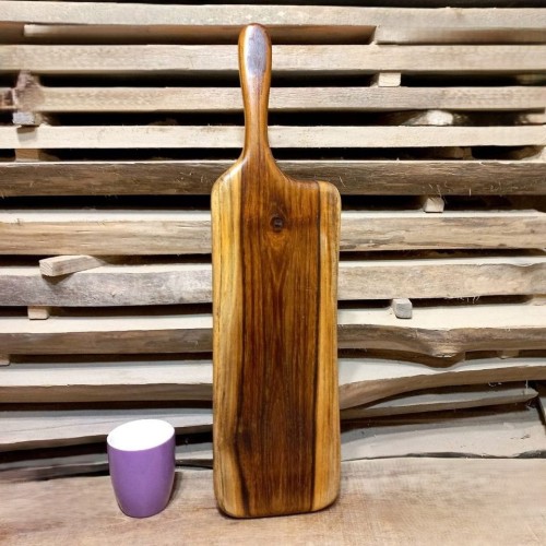 Deska drewniana krojenia z drewna teakowego. 
w części środkowej deska jest ciemna, po bokach posiada biel 
deska ma rączkę
Wymiary deski 58 x 15 cm