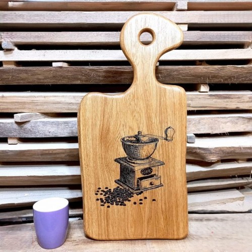 Deska do serwowania dębowa
deska w centralnej części ma wypalony wzór, starodawny młynek do kawy 
wymiary deski 53x26cm