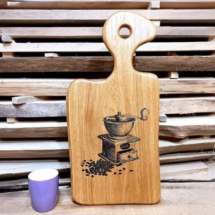 Deska do serwowania dębowa
deska w centralnej części ma wypalony wzór, starodawny młynek do kawy 
wymiary deski 53x26cm