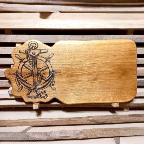 Deska drewniana, dębowa
po lewej stronie deska ma wypalony marynistyczny wzór, koło sterowe i kotwica
wymiary deski 30x61cm