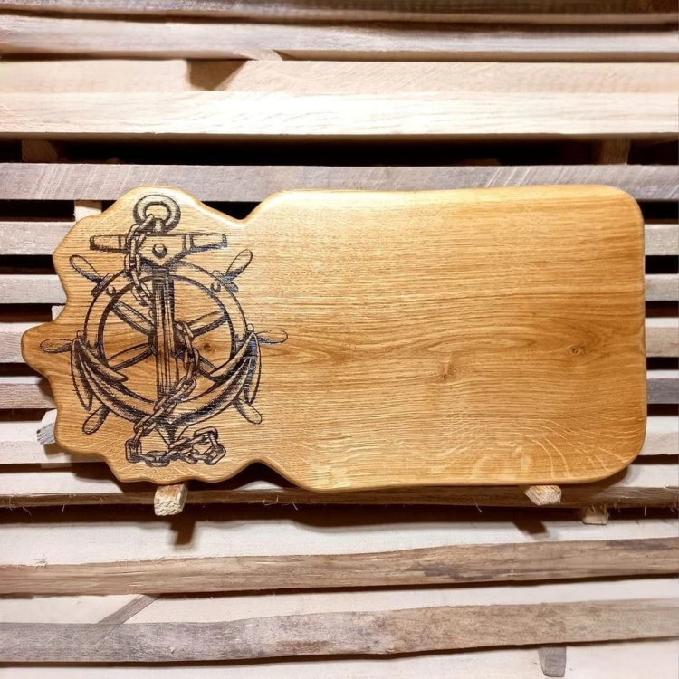 Deska drewniana, dębowa
po lewej stronie deska ma wypalony marynistyczny wzór, koło sterowe i kotwica
wymiary deski 30x61cm