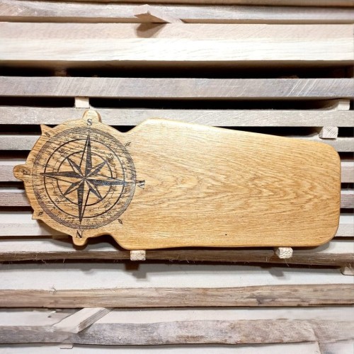 deska drewniana do krojenia i podawania serów, dębowa
po lewej stronie deska ma wypalony marynistyczny wzór - Kompas
wymiary deski 25x60cm
