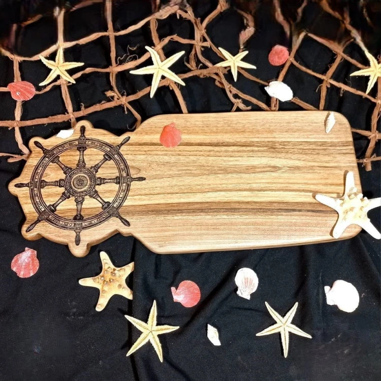 Deska drewniana do podawania serów z orzecha włoskiego po lewej stronie deska ma wypalony marynistyczny wzór - koło sterowe wymiary deski 29x61cm