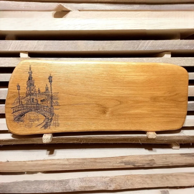 Deska drewniana do krojenia i serwowania, dębowa "Krajobraz" 
po lewej stronie deska ma wypalony  wzór  
wymiary 23x61cm