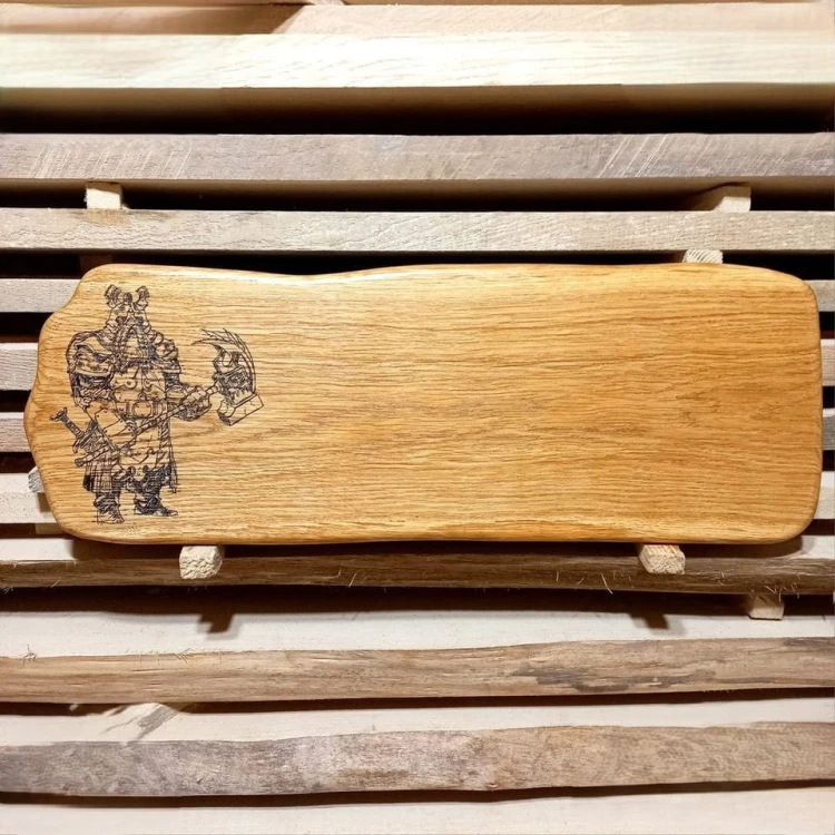 Deska do krojenia i serwowania, dębowa 
po lewej stronie deska ma wypalony  wzór, wojownika
Wymiary deski 21 x 61 cm