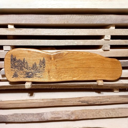 Deska do serwowania, dębowa
po lewej stronie deska ma wypalony  wzór - górski krajobraz
wymiary deski 16x58cm