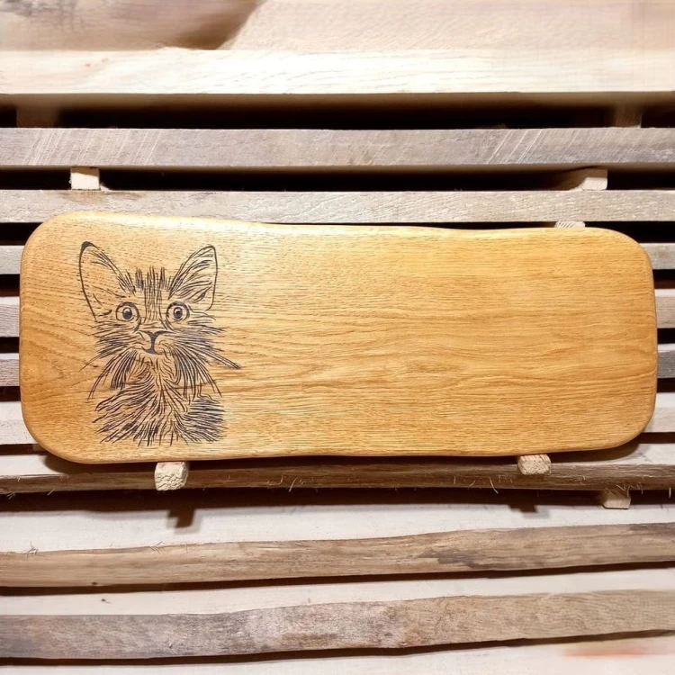 Deska drewniana do krojenia i serwowania, dębowa
po lewej stronie deska ma wypalony  ozdobny wzór z kotem
Wymiary 23 x 61 cm