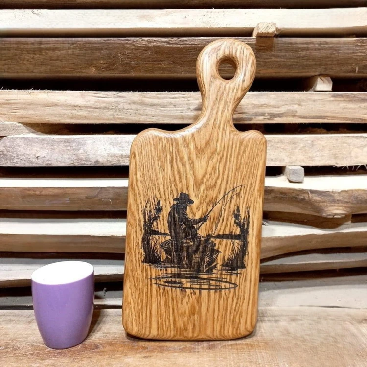 Deska do podawania serów, wędlin oraz przekąsek, drewniana
po środku deska ma wypalony wzór z wędkarzem 
deska posiada rączkę
wymiary deski 40x18,5cm