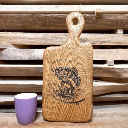 Deska do podawanie serów, dębowa
po środku deski jest  wypalony  wzór -  ryba
deska dosiada rączkę 
wymiary deski 38,5x19cm
