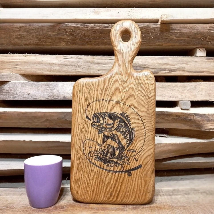 Deska do podawanie serów, dębowa
po środku deski jest  wypalony  wzór -  ryba
deska dosiada rączkę 
wymiary deski 38,5x19cm